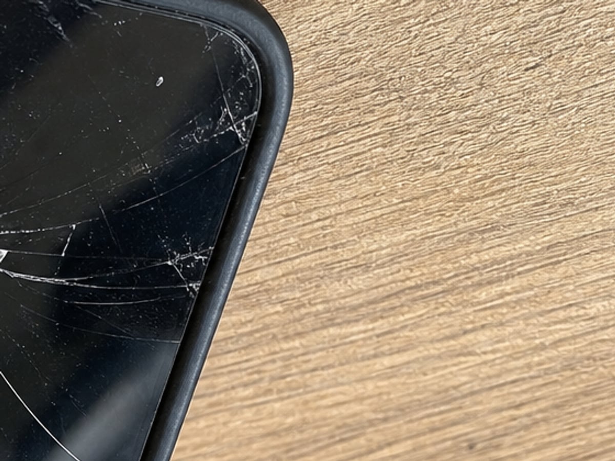 iPhone 13 — écran fissuré après chute